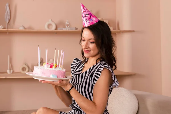 Güzel Esmer Kadın Doğum Gününü Kutluyor Çizgili Kısa Bir Elbise — Stok fotoğraf