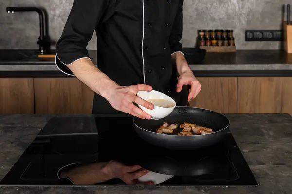 Cuoco Uniforme Nera Cucina Con Ingredienti Preparati Cottura Chef Fare — Foto Stock