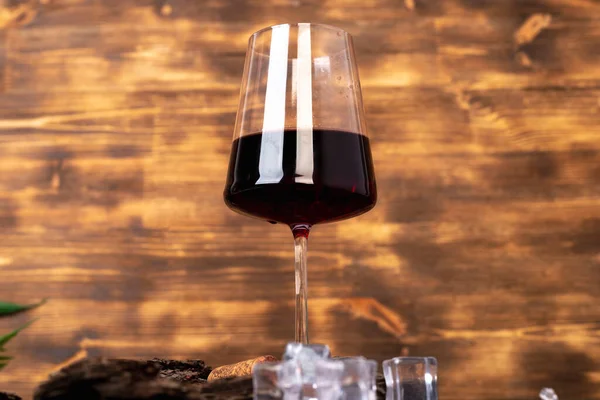Bicchiere Vino Uno Sfondo Legno — Foto Stock