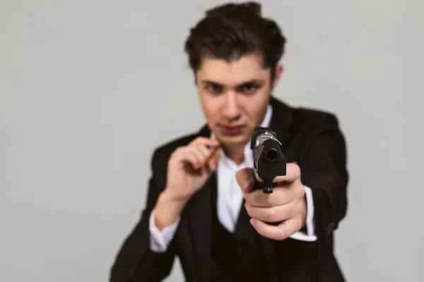 Junges Mafia Mitglied Mit Gestutzten Haaren Schwarzen Anzug Und Zigarre — Stockfoto