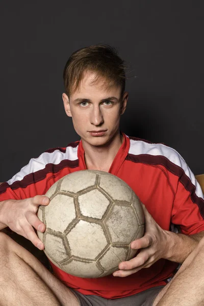 Portret Kibica Piłki Nożnej Piłką Czerwonej Koszulce Ogląda Mecz Telewizji — Zdjęcie stockowe