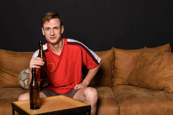 Kırmızı Formalı Bir Futbol Fanatiği Maç Izliyor Kanepede Oturuyor Bira — Stok fotoğraf