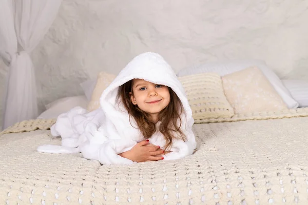 Adorabile Bambina Felice Accappatoio Bianco Trova Letto — Foto Stock