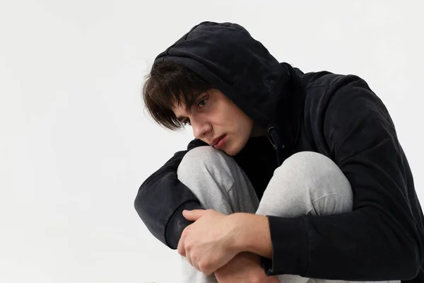 Portret Młodego Bezdomnego Siniakami Pod Oczami Brudnych Zniszczonych Ubraniach Izolacja — Zdjęcie stockowe