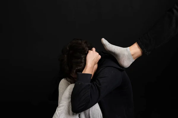 Uma Pessoa Está Maltratando Sem Teto Com Roupas Sujas Esfarrapadas — Fotografia de Stock