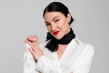 Çekici genç bir hostesin portresi. Çekici, güler yüzlü, seksi üniformalı hostes. Beyaz arka planda izole edilmiş. Stüdyo çekimi.