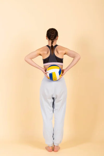 Spor Giyim Bölümündeki Zayıf Tatlı Esmer Kız Arkasında Bir Top — Stok fotoğraf