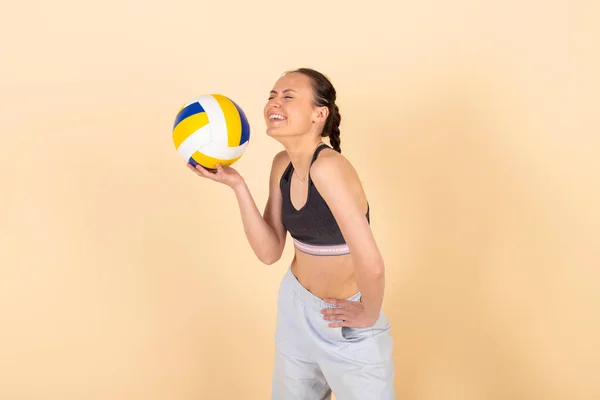 Roztomilá Štíhlá Brunetka Sportovním Oblečení Pózuje Volejbalem Šťastný Smějící Mladý — Stock fotografie