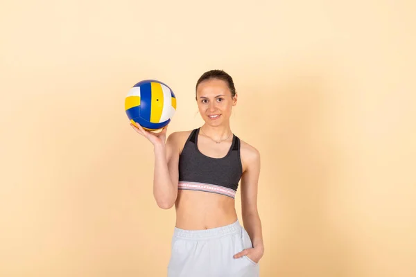 Spor Kıyafetli Voleybol Topuyla Poz Veren Zayıf Tatlı Esmer Kız — Stok fotoğraf