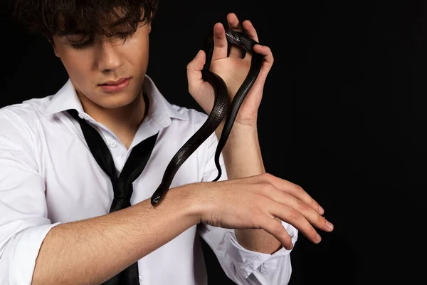 Молодой Красивый Мужчина Белой Рубашке Черной Змеей Ползающей Руке Руке — стоковое фото
