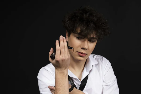 Pemuda Tampan Dengan Kemeja Putih Dengan Ular Hitam Merangkak Lengan — Stok Foto