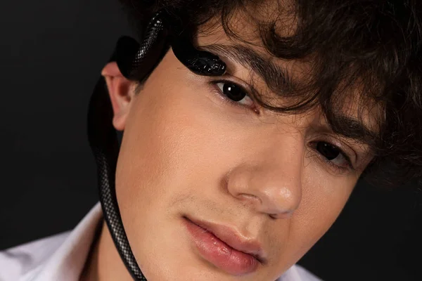 Pemuda Tampan Dengan Kemeja Putih Dengan Ular Hitam Merangkak Wajahnya — Stok Foto