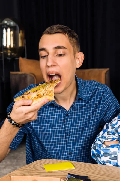 Joven Feliz Mordiendo Una Rebanada Pizza —  Fotos de Stock