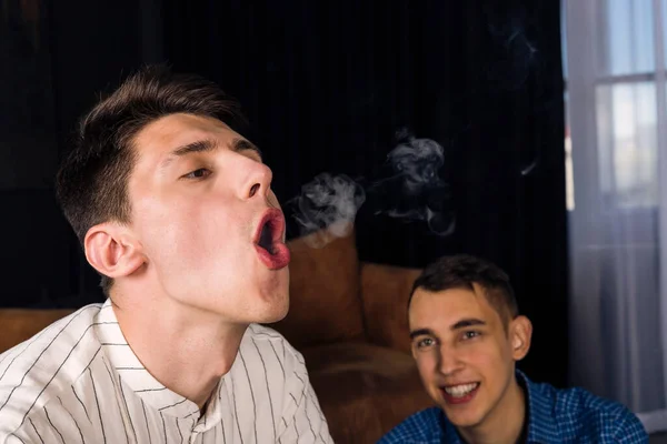 Jeune Homme Démontrant Ses Talents Fumeur Singe Ses Amis Essayant — Photo