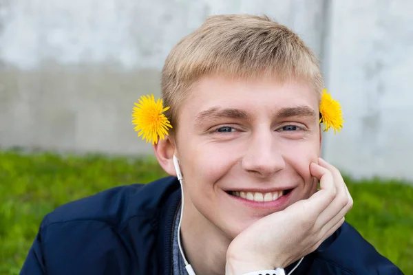 Ung Blond Man Vardagskläder Poserar Med Maskrosor Mot Gräs Gräsmatta — Stockfoto