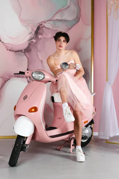 Retrato Macio Gay Vestido Rosa Sentado Uma Scooter Ciclomotor Com — Fotografia de Stock