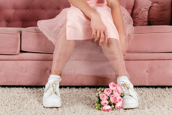 Concurso Gay Vestido Rosa Senta Sofá Com Uma Flores Caídas — Fotografia de Stock