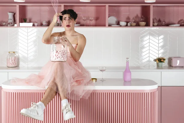 Retrato Macio Gay Vestido Rosa Uma Cozinha Glamour Homossexual Jovem — Fotografia de Stock