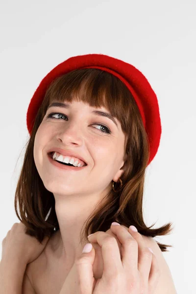 Joven Chica Hermosa Solo Rojo Apretado Una Boina Cubriendo Pecho —  Fotos de Stock