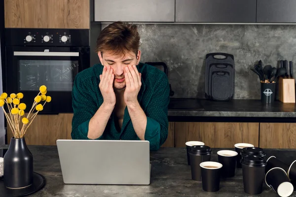 Homem Sonolento Viciado Café Trabalhando Laptop Cozinha Muitas Xícaras Espalhadas — Fotografia de Stock
