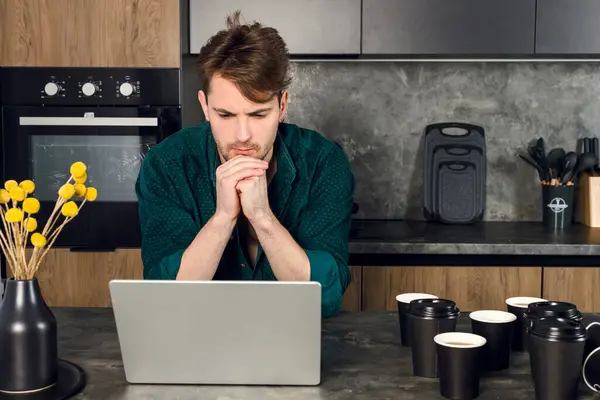 Homem Sonolento Viciado Café Trabalhando Laptop Cozinha Muitas Xícaras Espalhadas — Fotografia de Stock
