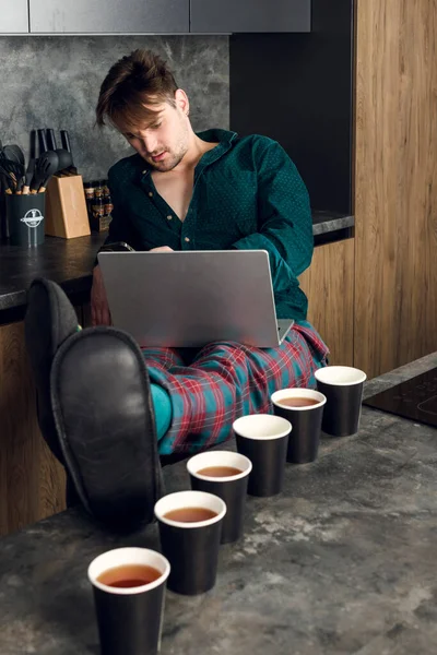 Homem Sonolento Viciado Café Não Pode Parar Beber Trabalhando Laptop — Fotografia de Stock