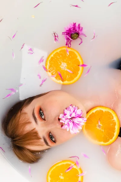Zacht Meisje Ligt Een Bad Half Water Gevuld Met Fruit — Stockfoto