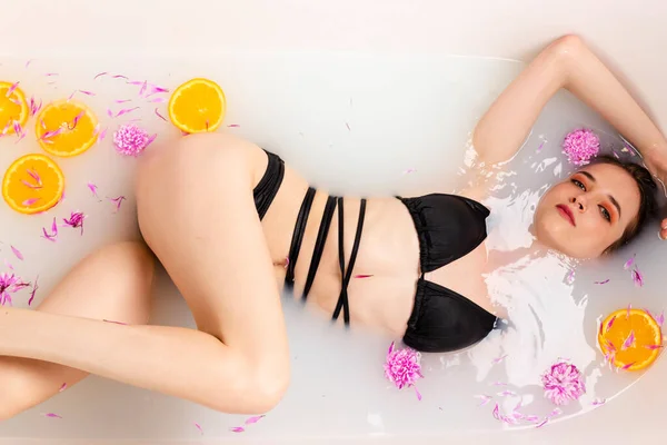 Zacht Meisje Ligt Een Bad Half Water Gevuld Met Fruit — Stockfoto