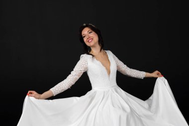 Zarif beyaz elbiseler içinde güzel bir gelin. Siyah arkaplanda izole.