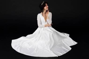 Zarif beyaz elbiseler içinde güzel bir gelin. Siyah arkaplanda izole.