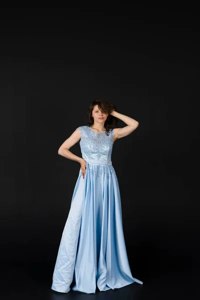 Hermosa Joven Dama Honor Vestido Azul Posando Aislado Sobre Fondo —  Fotos de Stock