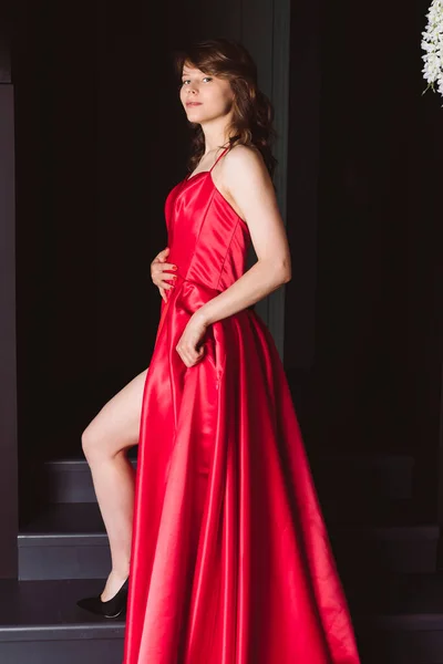 Uma Menina Bonita Longo Vestido Noite Requintado Vermelho Elegante — Fotografia de Stock