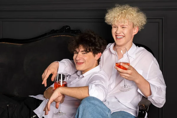 Dois Jovens Comemorando Com Uma Garrafa Champanhe Noite Romântica Casal — Fotografia de Stock