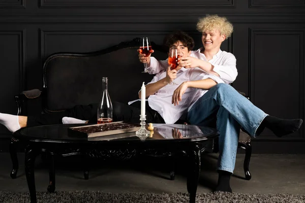 シャンパンでお祝いする2人の若い男 ゲイのカップルのロマンチックな夜 ブロンドとブルネットが楽しく — ストック写真