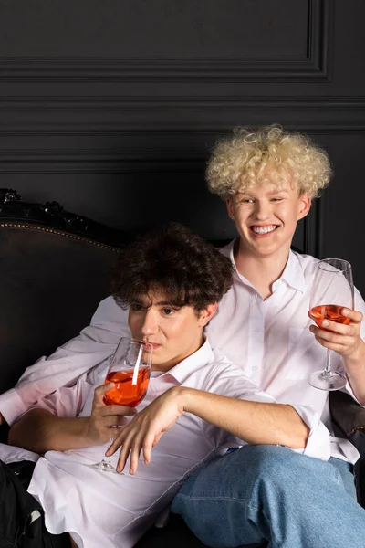 Dois Jovens Comemorando Com Uma Garrafa Champanhe Noite Romântica Casal — Fotografia de Stock