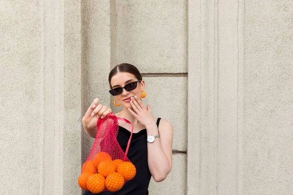 Una Hermosa Chica Joven Moda Con Elementos Naranjas Distintivos Ropa —  Fotos de Stock
