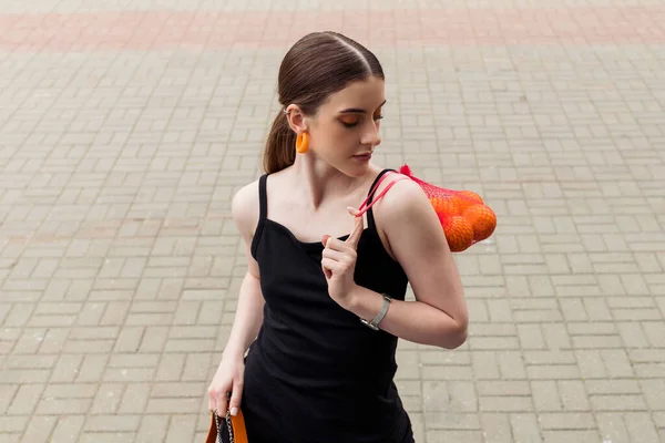 Una Hermosa Chica Joven Moda Con Elementos Naranjas Distintivos Ropa —  Fotos de Stock