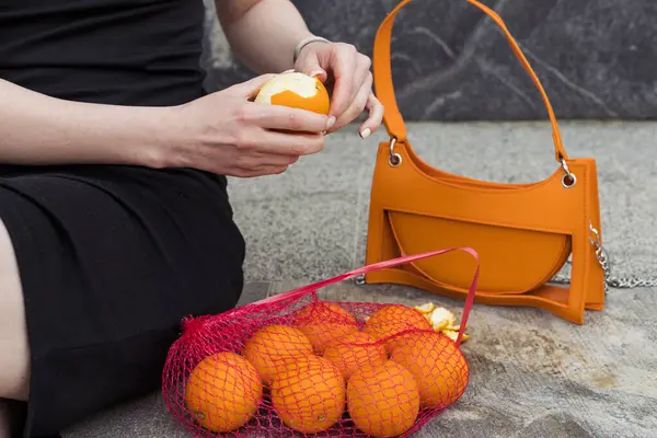 Vacker Fashionabel Ung Flicka Med Distinkta Orange Element Sina Kläder Royaltyfria Stockfoton