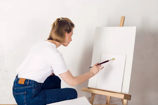Estudiante Arte Está Pintando Sobre Lienzo —  Fotos de Stock