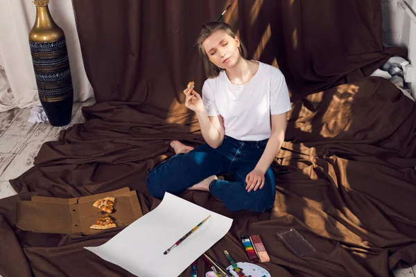 Şirin Rahat Sarışın Kız Ressam Sanatçı Rahat Bir Atölyede Kahverengi — Stok fotoğraf