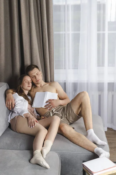 Счастливые Молодые Взрослые Родители Семьи Вместе Гостиной Заснули Время Чтения — стоковое фото