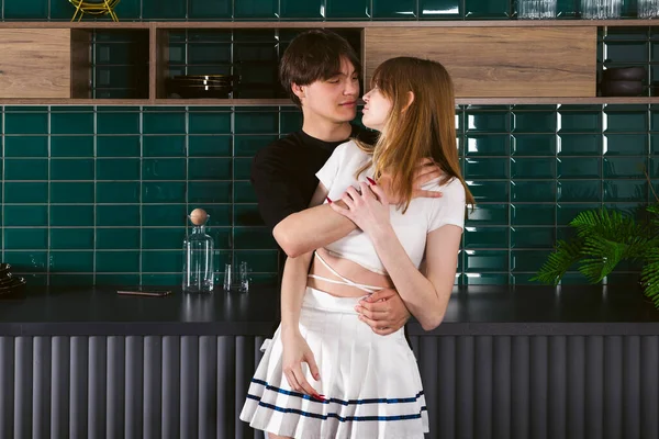Jong Tiener Paar Keuken Man Knuffelt Het Meisje Probeert Zich — Stockfoto