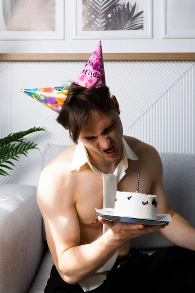 穿着衬衫打领带的男人在庆祝他的生日 手里拿着可笑的装饰蛋糕 — 图库照片