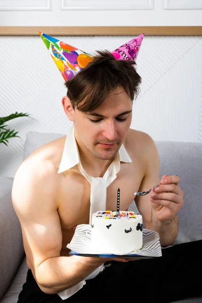 Hombre Sin Camisa Con Corbata Está Celebrando Cumpleaños Sostiene Torta —  Fotos de Stock