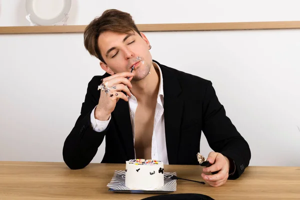 Empresário Bêbado Comemorando Casualmente Seu Aniversário Fatias Comer Bolo Fez — Fotografia de Stock
