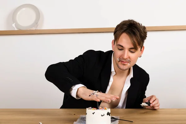 Részeg Üzletember Alkalomadtán Ünnepli Születésnapját Szeleteket Eszik Tortát Eszik Rendetlenséget — Stock Fotó