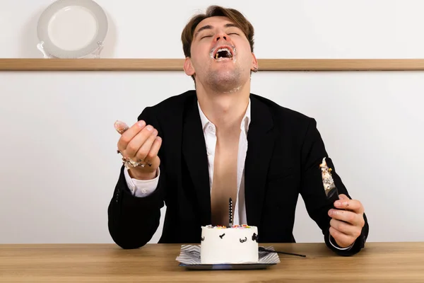 Részeg Üzletember Alkalomadtán Ünnepli Születésnapját Szeleteket Eszik Tortát Eszik Rendetlenséget — Stock Fotó