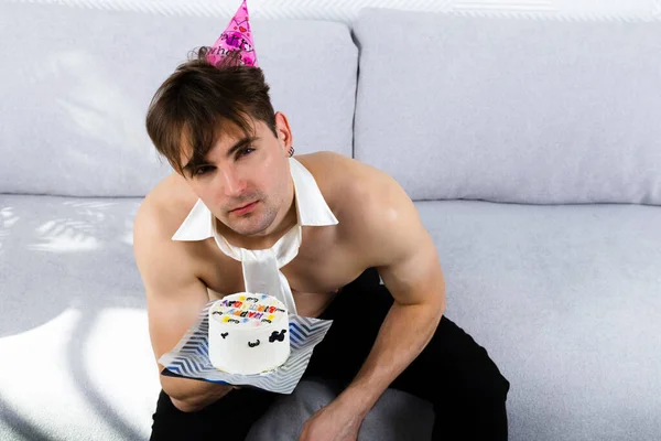 Póló Nélküli Férfi Nyakkendőben Ünnepli Születésnapját Vicces Díszített Tortája Van — Stock Fotó