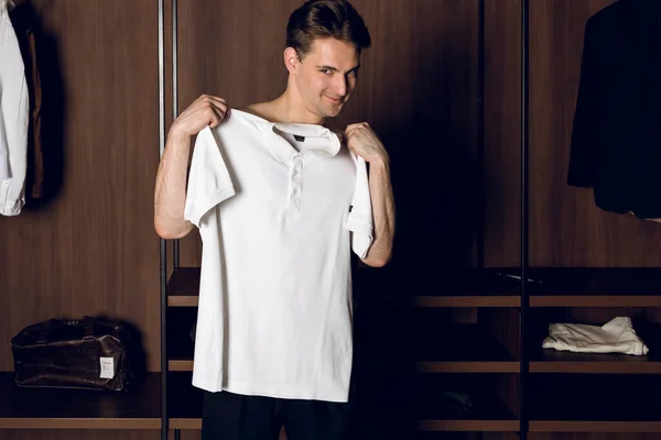 Tampan Bertelanjang Dada Pemuda Mencoba Kemeja Polo Putih Ruang Ganti — Stok Foto