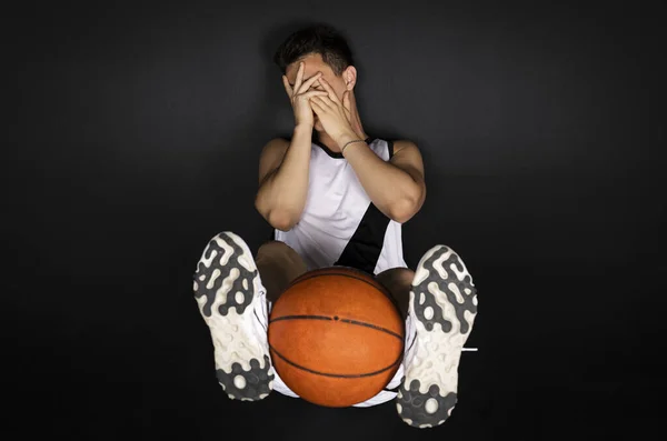 Przystojny Młody Koszykarz Białej Odzieży Sportowej Izolacja Czarnym Tle — Zdjęcie stockowe
